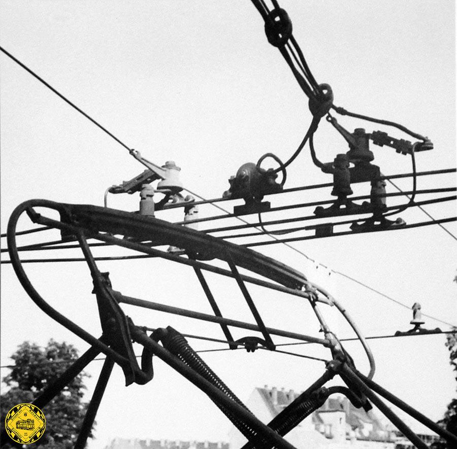 Bügelstromabnehmer Trennstelle München ging nach dem Krieg vom Stangerl direkt zu den modernen Scheren-Stromabnehmern über. Anfänglich wurden Scherenstromabnehmer mit nur einer Schleifleiste verwendet.