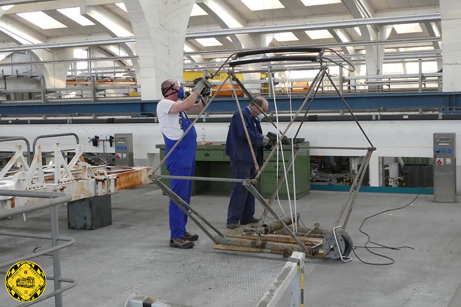 Aus der Werkstatt-Gruppe: der Scherenstromabnehmer des 532ers vor dem Museum wird auf dem Arbeitsstand entrostet. Dabei kann man gut einen etwas näheren Blick auf diese Bauart der Stromabnehmer werfen.