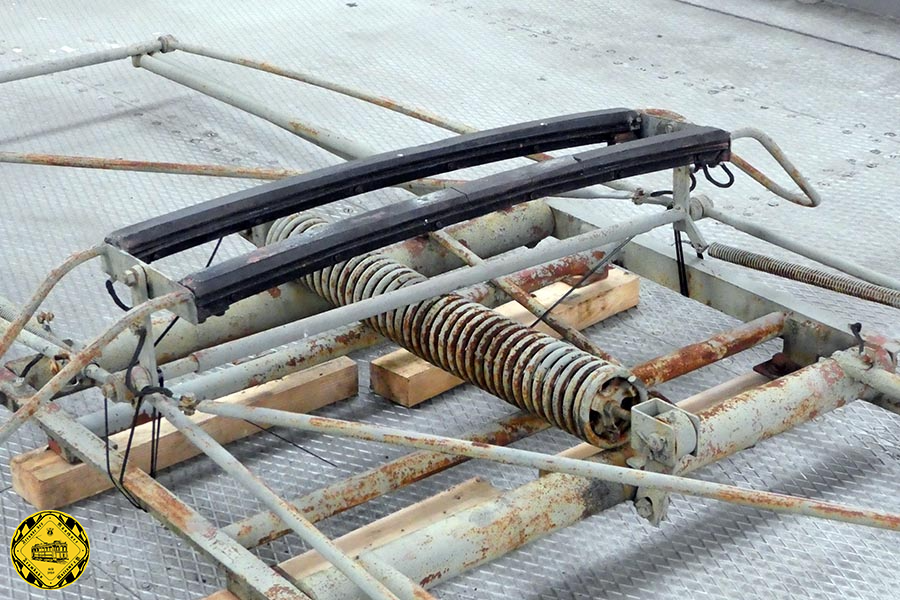 Aus der Werkstatt-Gruppe: der Scherenstromabnehmer des 532ers vor dem Museum wird auf dem Arbeitsstand entrostet. Dabei kann man gut einen etwas näheren Blick auf diese Bauart der Stromabnehmer werfen.