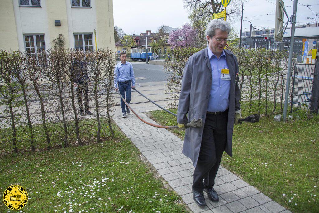 Zwei Stangerl der Münchner Trambahn haben überlebt. Da ist es natürlich Chefsache, dass unser Vereinsvorsitzender Markus Trommer selbst mithilft, die beiden historischen Exponate in Sicherheit zu bringen. Die beiden Rollen sind frisch sandgestrahlt. Zu den zwei Stangerln gibt es natürlich auch die dazugehörige Federmechanik. Eine davon ist in unserem Bestand, die andere versieht ihren Dienst auf unserem A-Wagen.
