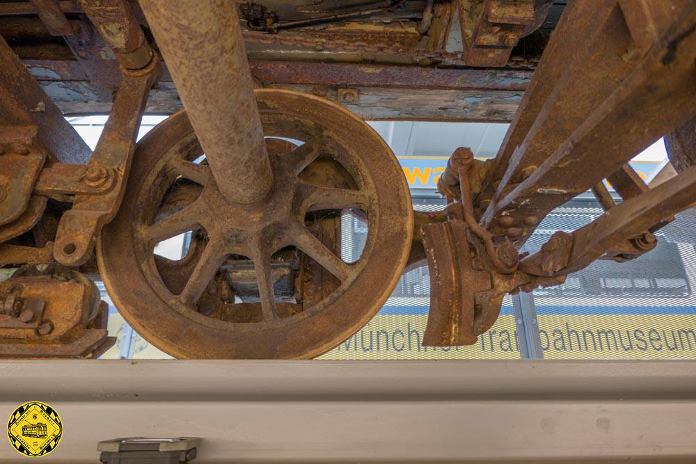 Unser Wanderbüchereiwagen besitzt noch beide Fahrmotoren und mechanischen teile der Maximum-Fahrgestelle. Unglücklicherweise hatte der Wagen einen Rangierunfall und einige Bauteile sind etwas aus der Form gekommen. Mit der Restaurierung von Maximum-Fahrgestellen ist unsere FMTM-Werkstattgruppe gut vertraut auch kann auf ihre Erfahrungen bei der HU des Fahrdrahtkontrollwagens 2021 zurückgreifen. Diesen Wagen nicht mehr einsatzfähig zu restaurieren erspart auf der einen Seite die Reparatur der Motoren und Fahrschalter und Antriebs-Mechanik und -Elektrik, auf der anderen Seite müssen beide Fahrgestelle mechanisch komplett funktionsfähig werden, da zumindest die Handbremse unbedingt gebraucht wird.