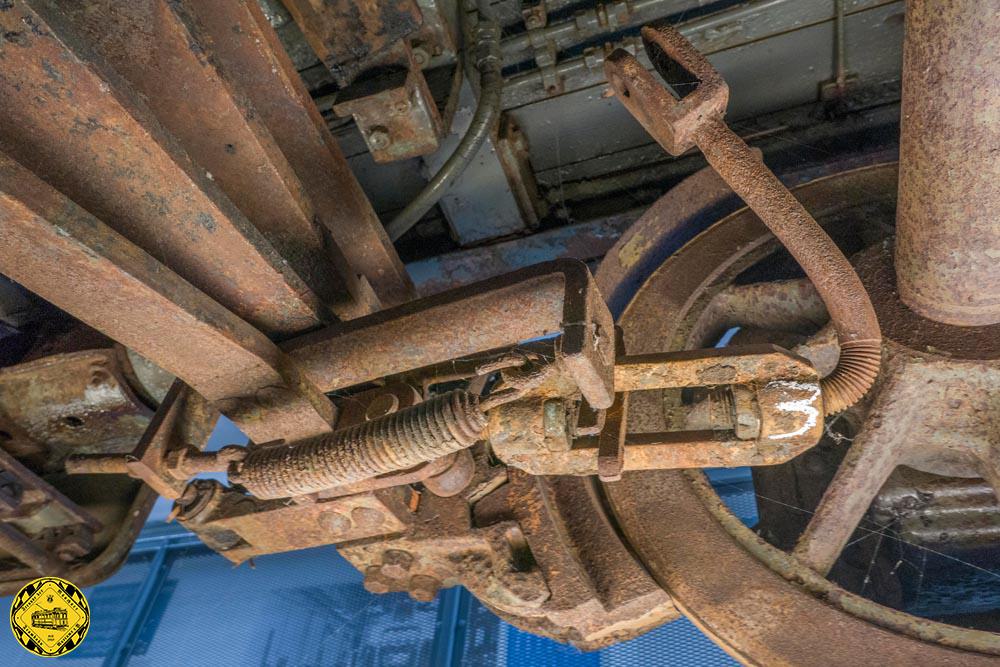 Unser Wanderbüchereiwagen besitzt noch beide Fahrmotoren und mechanischen teile der Maximum-Fahrgestelle. Unglücklicherweise hatte der Wagen einen Rangierunfall und einige Bauteile sind etwas aus der Form gekommen. Mit der Restaurierung von Maximum-Fahrgestellen ist unsere FMTM-Werkstattgruppe gut vertraut auch kann auf ihre Erfahrungen bei der HU des Fahrdrahtkontrollwagens 2021 zurückgreifen. Diesen Wagen nicht mehr einsatzfähig zu restaurieren erspart auf der einen Seite die Reparatur der Motoren und Fahrschalter und Antriebs-Mechanik und -Elektrik, auf der anderen Seite müssen beide Fahrgestelle mechanisch komplett funktionsfähig werden, da zumindest die Handbremse unbedingt gebraucht wird.