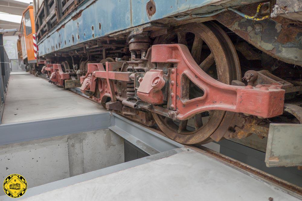 Die angesprochenen Maximum-Fahrgestelle sind auf der rechten Seite rot angestrichen und der linken Seite "Natur". Nach der Restaurierung werden sie einheitlich dunkel lackiert werden wie bei allen anderen Triebwagen der Sammlung.