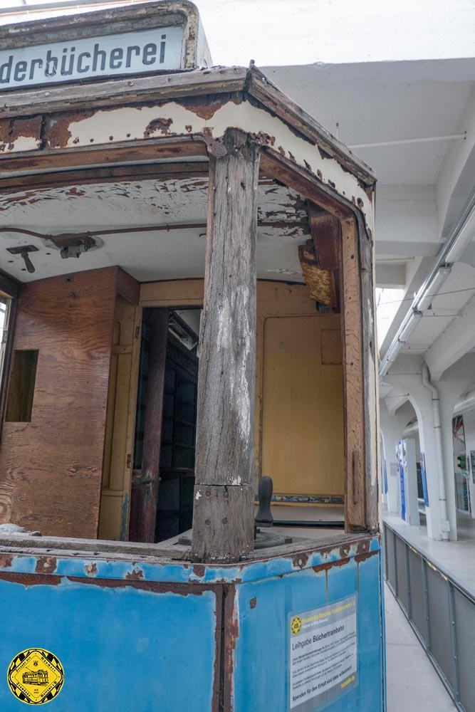 Holz ist ein gutes Material für den Aufbau von Trambahnwagen, vorausgesetzt es wird gut gepflegt und erhalten. Das ist bei unserer Wanderbücherei über viele Jahrzehnte nicht geschehen, sodass hier wohl die größte Baustelle auf uns wartet. Da wir alle zusammen keine ausgebildeten Holzwürmer sind, aber uns in der komfortablen Situation befinden, gute Kontakte zu Schreinern zu pflegen, wird aktuell untersucht, ob eine Crew aus erfahrenen Fachmeistern die Restaurierung dieses Wagenaufbaus übernehmen kann. Die Bauart ist kein Hexenwerk, allerdings kommt es sehr auf das verwendete Holz an und den sanften und überlegten Ersatz der maroden Holzbauteile nach und nach.