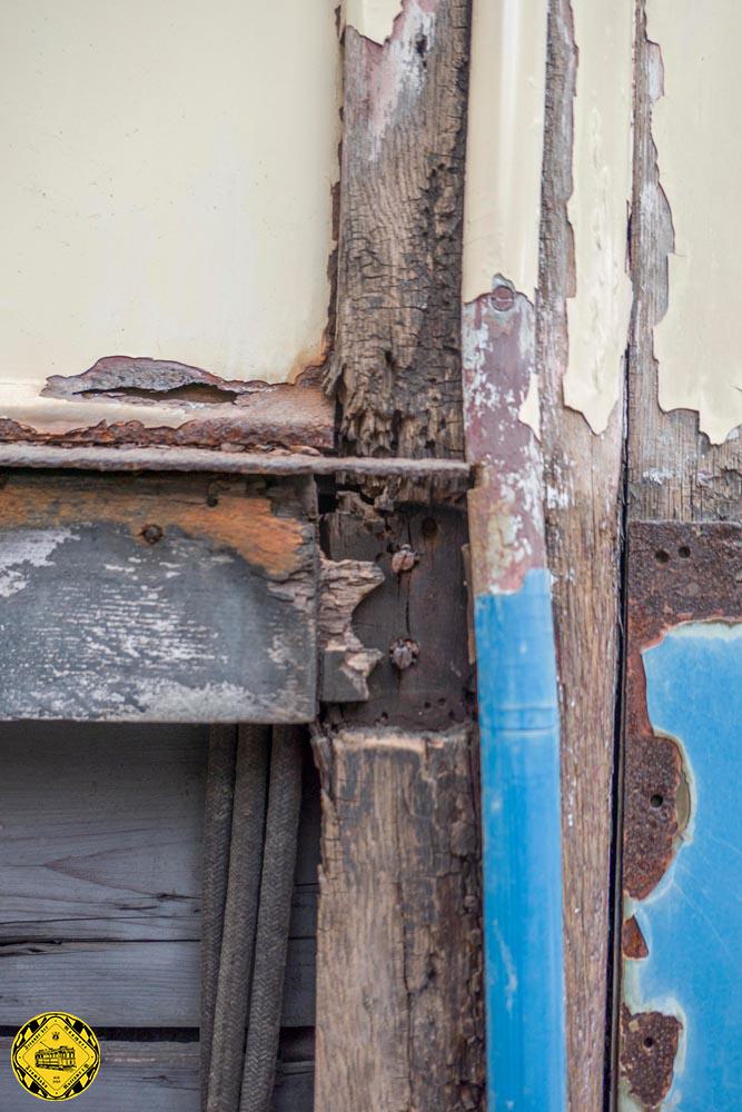 Holz ist ein gutes Material für den Aufbau von Trambahnwagen, vorausgesetzt es wird gut gepflegt und erhalten. Das ist bei unserer Wanderbücherei über viele Jahrzehnte nicht geschehen, sodass hier wohl die größte Baustelle auf uns wartet. Da wir alle zusammen keine ausgebildeten Holzwürmer sind, aber uns in der komfortablen Situation befinden, gute Kontakte zu Schreinern zu pflegen, wird aktuell untersucht, ob eine Crew aus erfahrenen Fachmeistern die Restaurierung dieses Wagenaufbaus übernehmen kann. Die Bauart ist kein Hexenwerk, allerdings kommt es sehr auf das verwendete Holz an und den sanften und überlegten Ersatz der maroden Holzbauteile nach und nach.