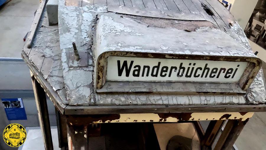 Die Holzkonstruktion des Daches scheint bis auf eine auszubessernde Stelle recht stabil. Hier kann man schon die Quadratmeter von zu verbrauchendem Schleifpapier kalkulieren. Altwagendächer sind, wie schon angemerkt, nicht neu für uns, allerdings mit einer Menge Arbeit verbunden.