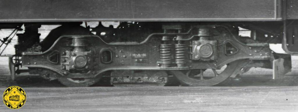 Der erste 1929 beschaffte F1-Triebwagen vom seltenen Lieferanten Autokasten München erhielt ein modifiziertes MAN Drehgestell vom Typ 9, welches als erstes Münchner Maximum-Drehgestell mit Schienenbremsen ausgerüstet war. Dieses wurde aber bei den folgenden F2-Triebwagen von HAWA Hannover dann mit ebenfalls von HAWA gelieferten Typ 10 Drehgestellen ersetzt, die jedoch keine Schienenbremsen besaßen. Der Einzelgänger F1 wurde 1958 mit Typ 8 Drehgestellen ausgestattet und war so bis 1971 in Betrieb.