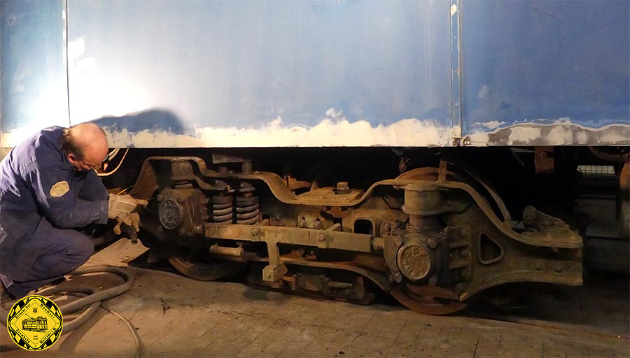 Die Fortentwicklung des Münchner Weges wurde in den dreißiger Jahren zum einen durch die gigantischen Pläne zur Umgestaltung der Stadt München verhindert, in denen die Tram als nicht mehr modern kaum noch berücksichtigt wurde. Zum anderen fügte der Krieg dann der Münchner Tram immense Schäden zu und an Ersatzbeschaffungen kamen dann nur die extrem spartanisch und einfach gestalteten KSW, in München nach ihrer Herkunft als Heidelberger bezeichnet, nach München. In der Not der Nachkriegsjahre störte sich aber niemand an den primitiven Stehplatzwagen mit ihren bescheidenen Laufeigenschaften, Hauptsache, man kam überhaupt in den überfüllten Zügen mit!