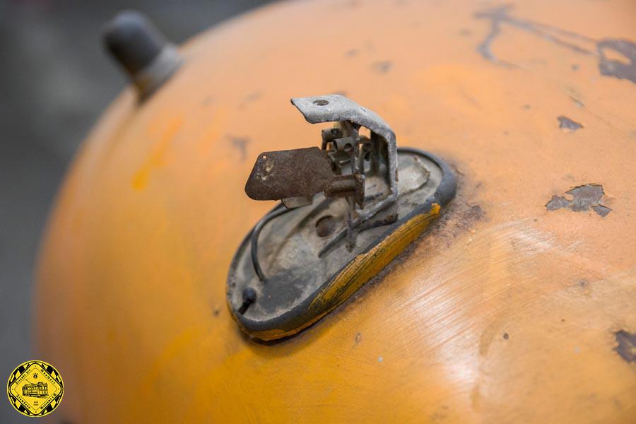 Im Fahrer-Raum wurden die Armaturen fast komplett geplündert, auch das Bedienteil des Funkgerätes, denn der Wagen hatte als einer der ersten Wagen der damaligen Verkehrsbetriebe eine Funkanlage, also ein Bedienteil beim Fahrer und einen Geräteschrank im Inneren. Dieses Gerät ist noch erhalten, das Bedienteil "Funk 60" mit vielem anderen leider verschwunden.