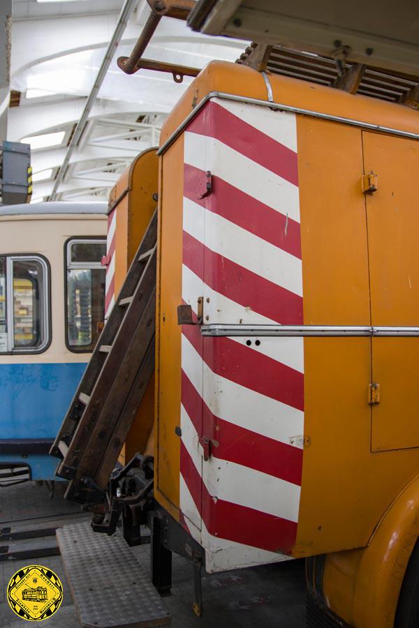 Im Fahrer-Raum wurden die Armaturen fast komplett geplündert, auch das Bedienteil des Funkgerätes, denn der Wagen hatte als einer der ersten Wagen der damaligen Verkehrsbetriebe eine Funkanlage, also ein Bedienteil beim Fahrer und einen Geräteschrank im Inneren. Dieses Gerät ist noch erhalten, das Bedienteil "Funk 60" mit vielem anderen leider verschwunden.