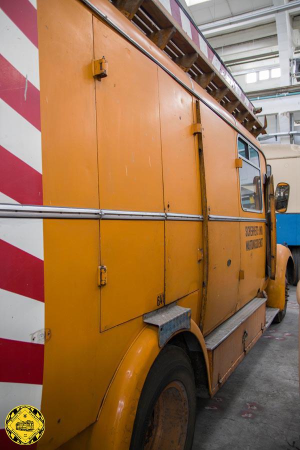 Im Fahrer-Raum wurden die Armaturen fast komplett geplündert, auch das Bedienteil des Funkgerätes, denn der Wagen hatte als einer der ersten Wagen der damaligen Verkehrsbetriebe eine Funkanlage, also ein Bedienteil beim Fahrer und einen Geräteschrank im Inneren. Dieses Gerät ist noch erhalten, das Bedienteil "Funk 60" mit vielem anderen leider verschwunden.