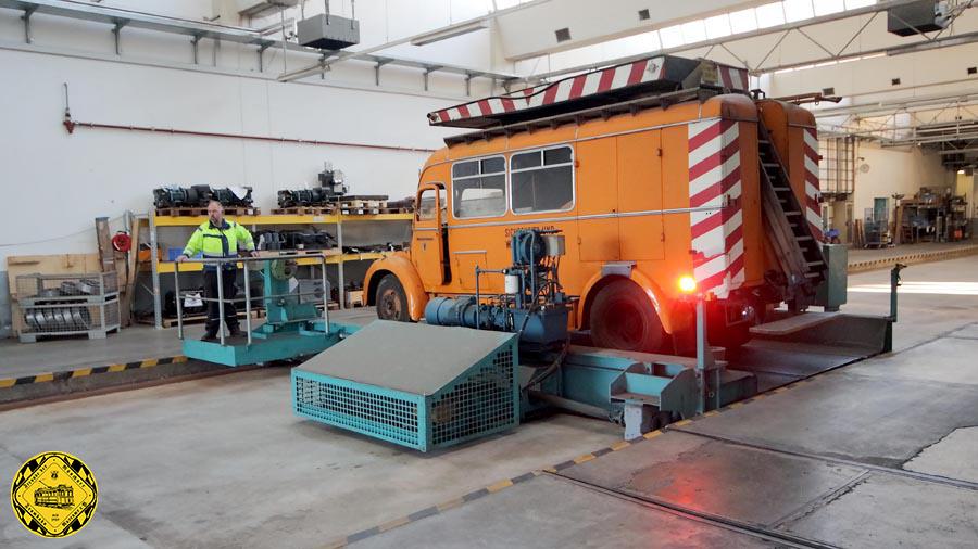 Lange stand er abseits bei Radsätzen für M-Triebwagen ungestört fast im Dornröschenschlaf. 2022 musste wegen dem Abriss dieser Gleisbauhalle, die dem neuen Betriebshof Platz machen musste, dort ausquartiert werden und wanderte in die Montagehall der Hauptwerkstätte Baujahr 1918. Die Motorhauben-Abdeckungen, die ihn so einmalig machen, liegen im Innenraum.