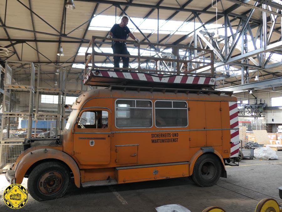 Im Fahrer-Raum wurden die Armaturen fast komplett geplündert, auch das Bedienteil des Funkgerätes, denn der Wagen hatte als einer der ersten Wagen der damaligen Verkehrsbetriebe eine Funkanlage, also ein Bedienteil beim Fahrer und einen Geräteschrank im Inneren. Dieses Gerät ist noch erhalten, das Bedienteil "Funk 60" mit vielem anderen leider verschwunden.