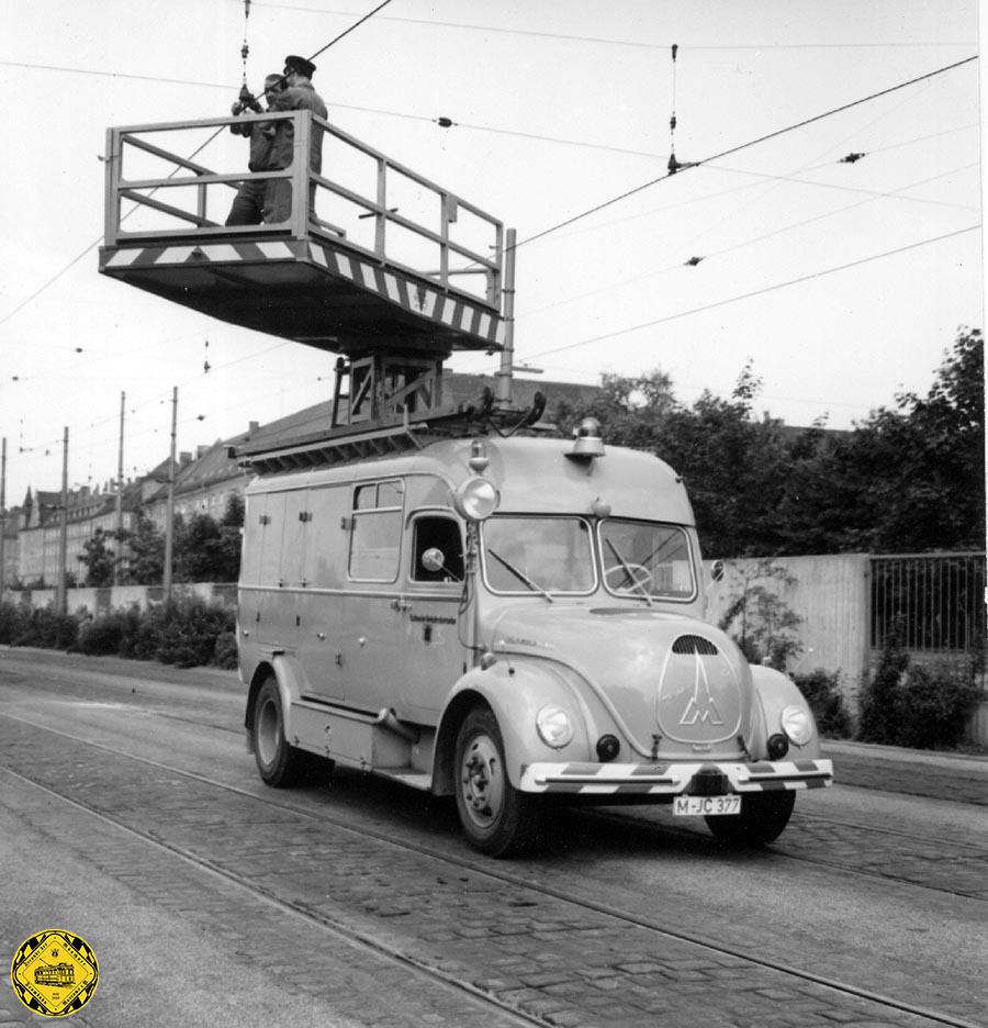 Es gab mehrere Magirus-Rundhauber, die ab den 1950er-Jahren im Dienste der Verkehrsbetriebe neben ähnlichen Mercedes-Fahrzeugen unterwegs waren. Sie übernahmen die Wartung, die Reparatur und den Bau der Oberleitung. Unser Rundhauber hörte auf die Nummer M-JC 377 und unterschied sich zu den anderen Modellen durch das einzelne Seitenfenster rechts, die anderen Wagen hatten da 2 Seitenfenster.