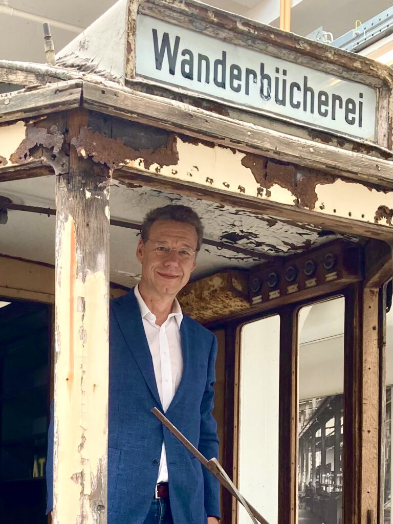 Autor Montasser Ausschnitt im Wagen